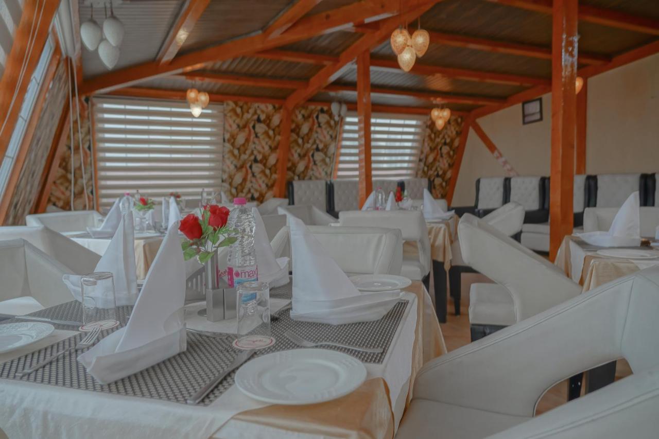 Hotel Rose Petal Srinagar Buitenkant foto