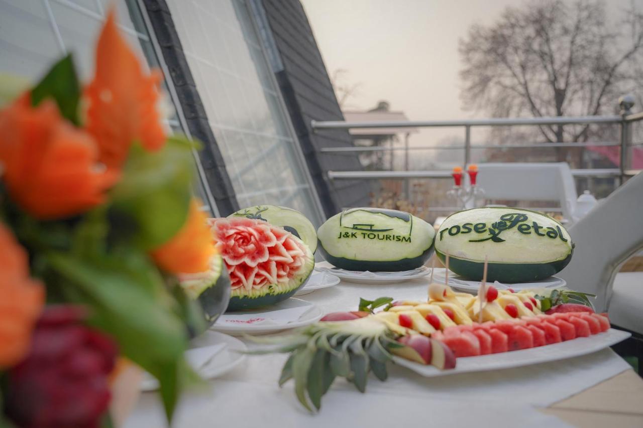 Hotel Rose Petal Srinagar Buitenkant foto