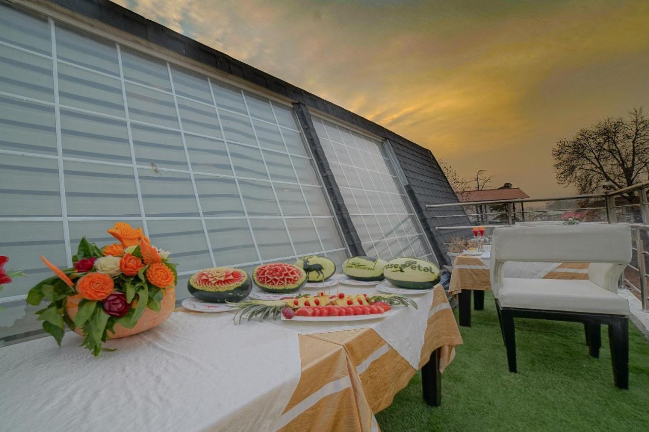 Hotel Rose Petal Srinagar Buitenkant foto