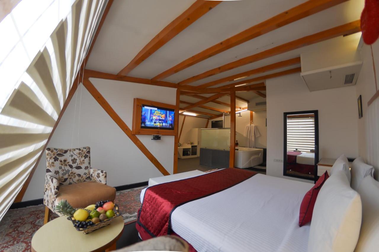 Hotel Rose Petal Srinagar Buitenkant foto