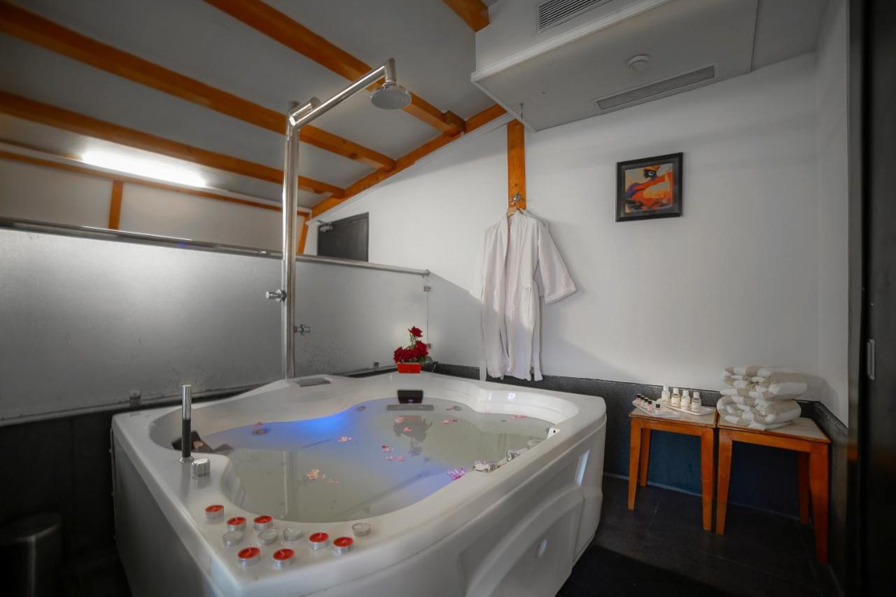 Hotel Rose Petal Srinagar Buitenkant foto
