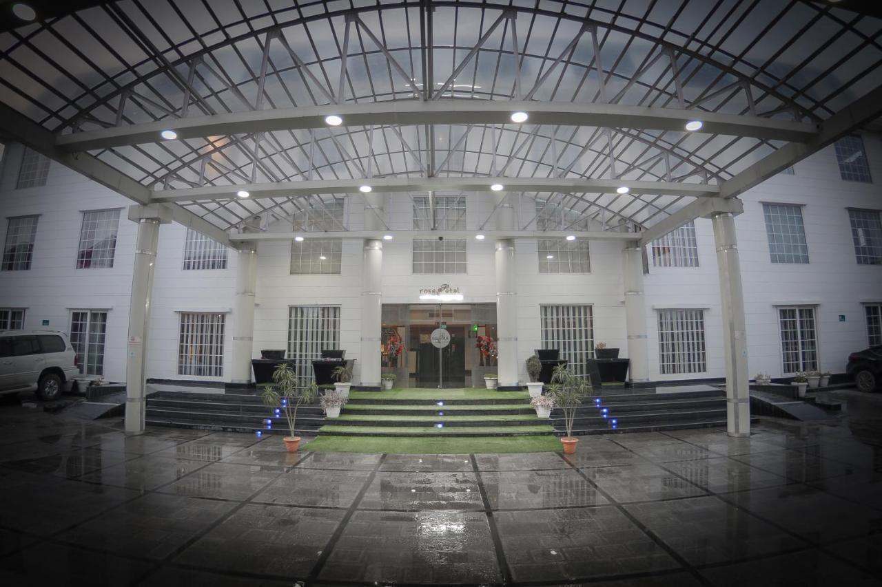 Hotel Rose Petal Srinagar Buitenkant foto
