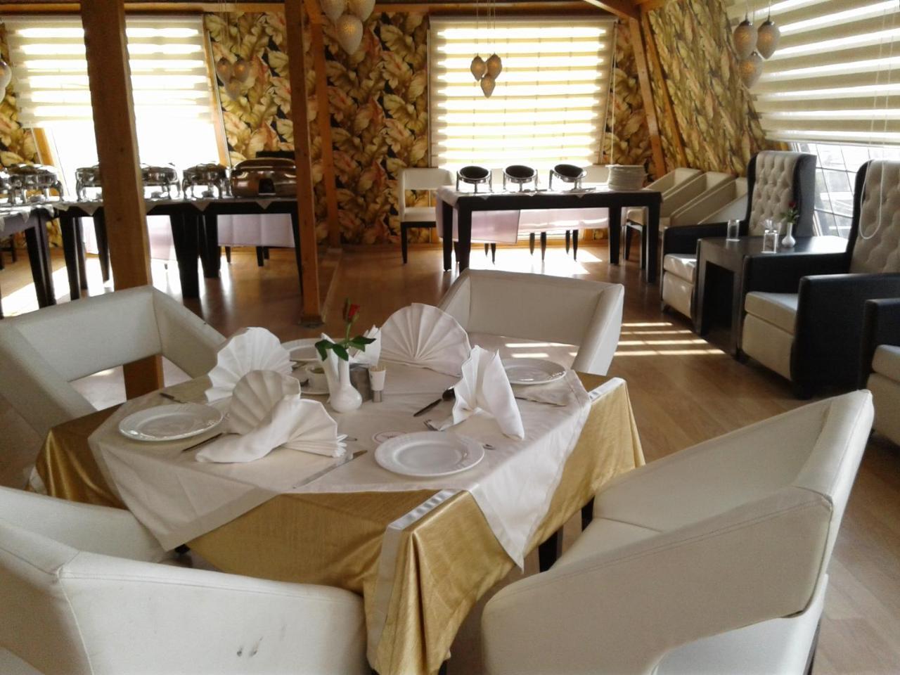 Hotel Rose Petal Srinagar Buitenkant foto